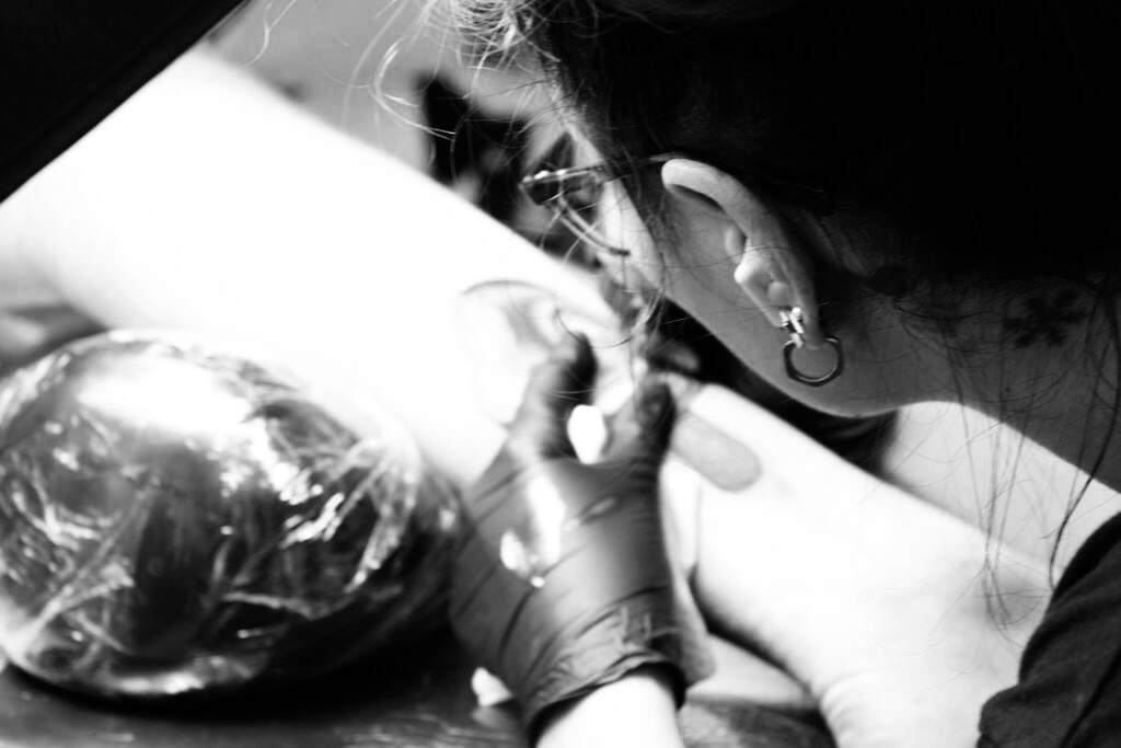 Onze artiest Sienna aan het tatoeëren