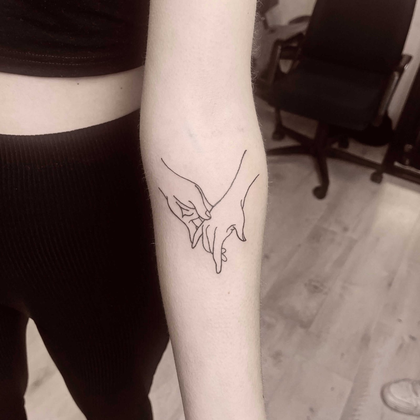Fine line tattoo laten zetten op de pols