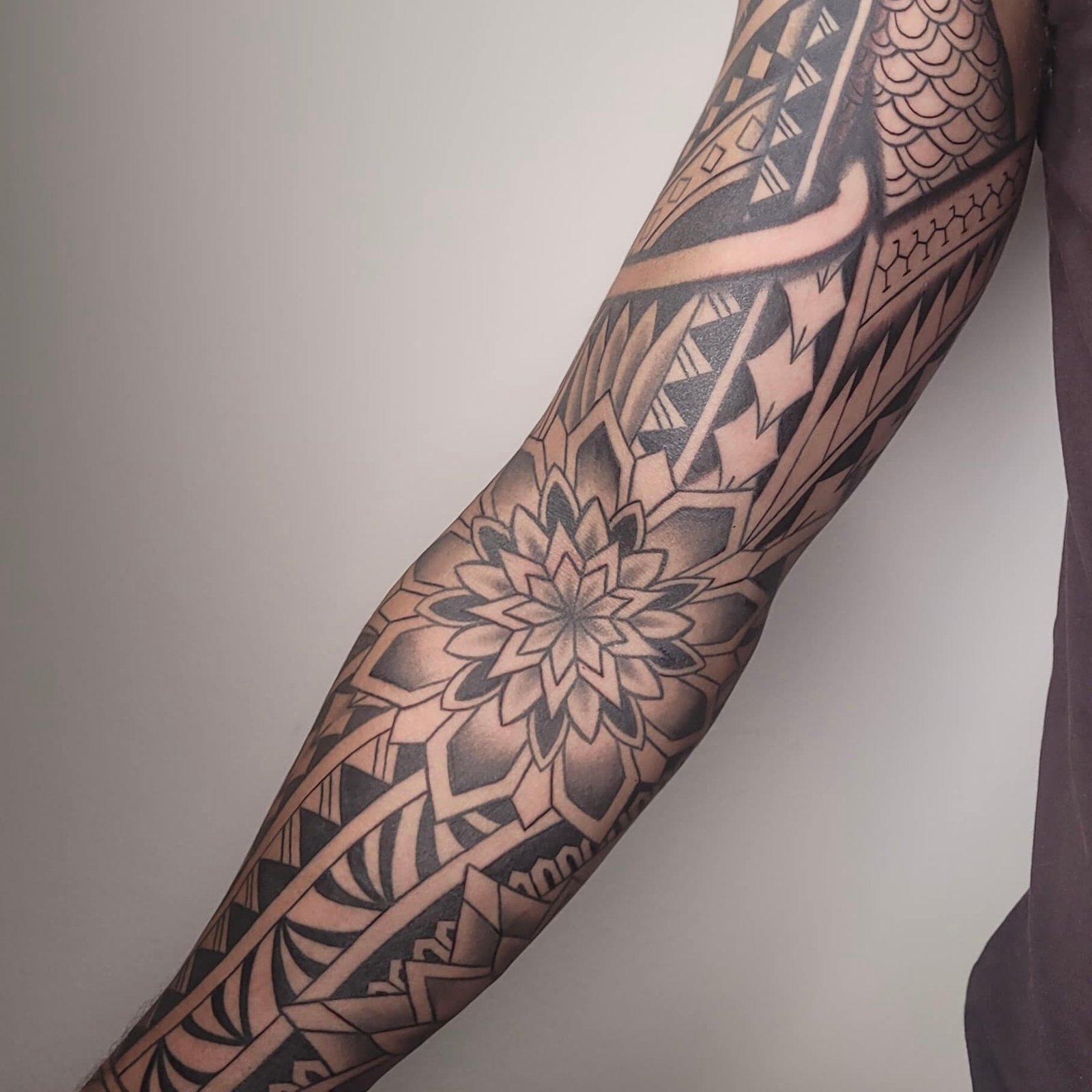 Linework en dotwork tattoo laten zetten in Elst