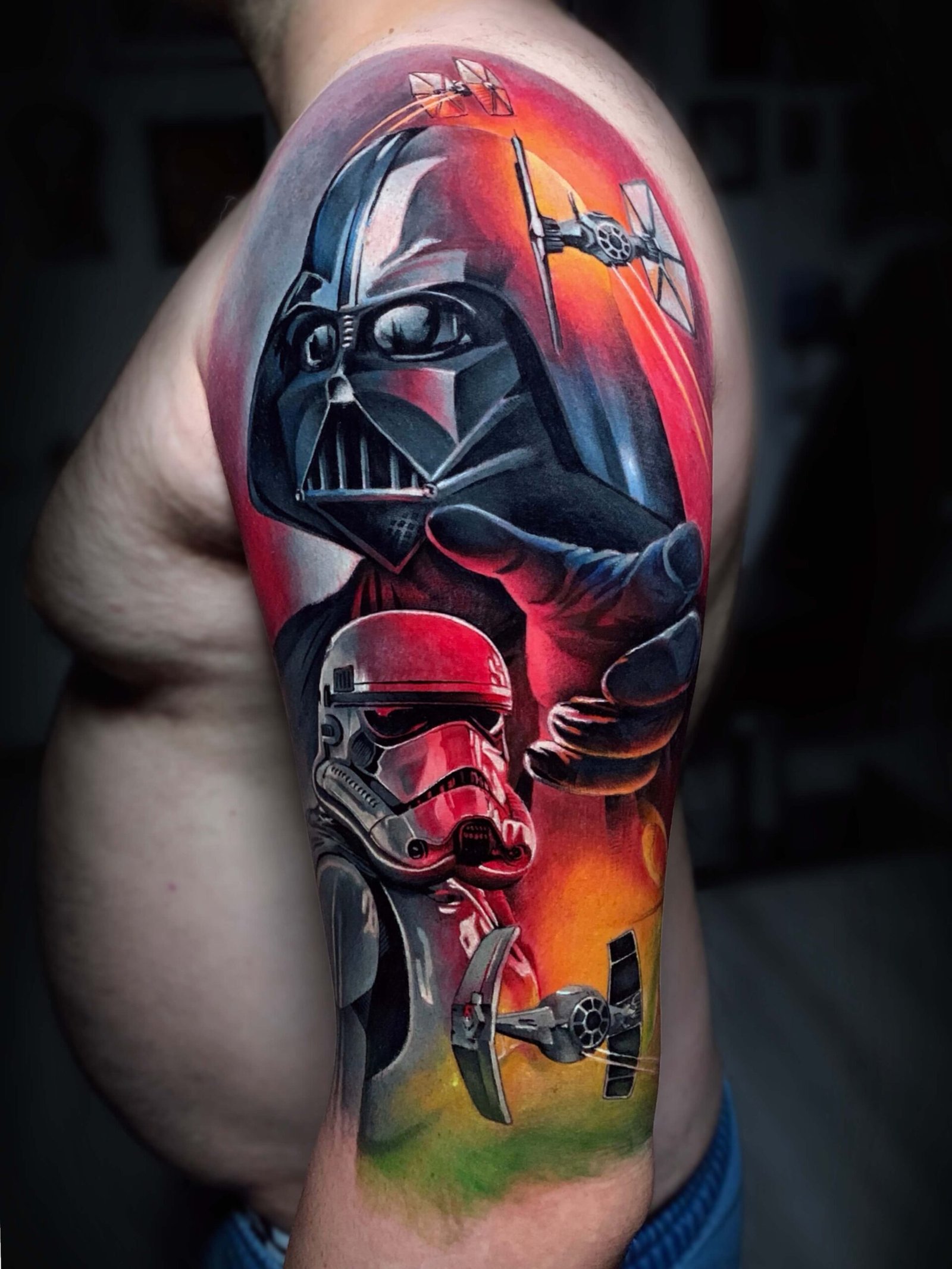 Bekroonde colour realism tattoo gezet op conventie