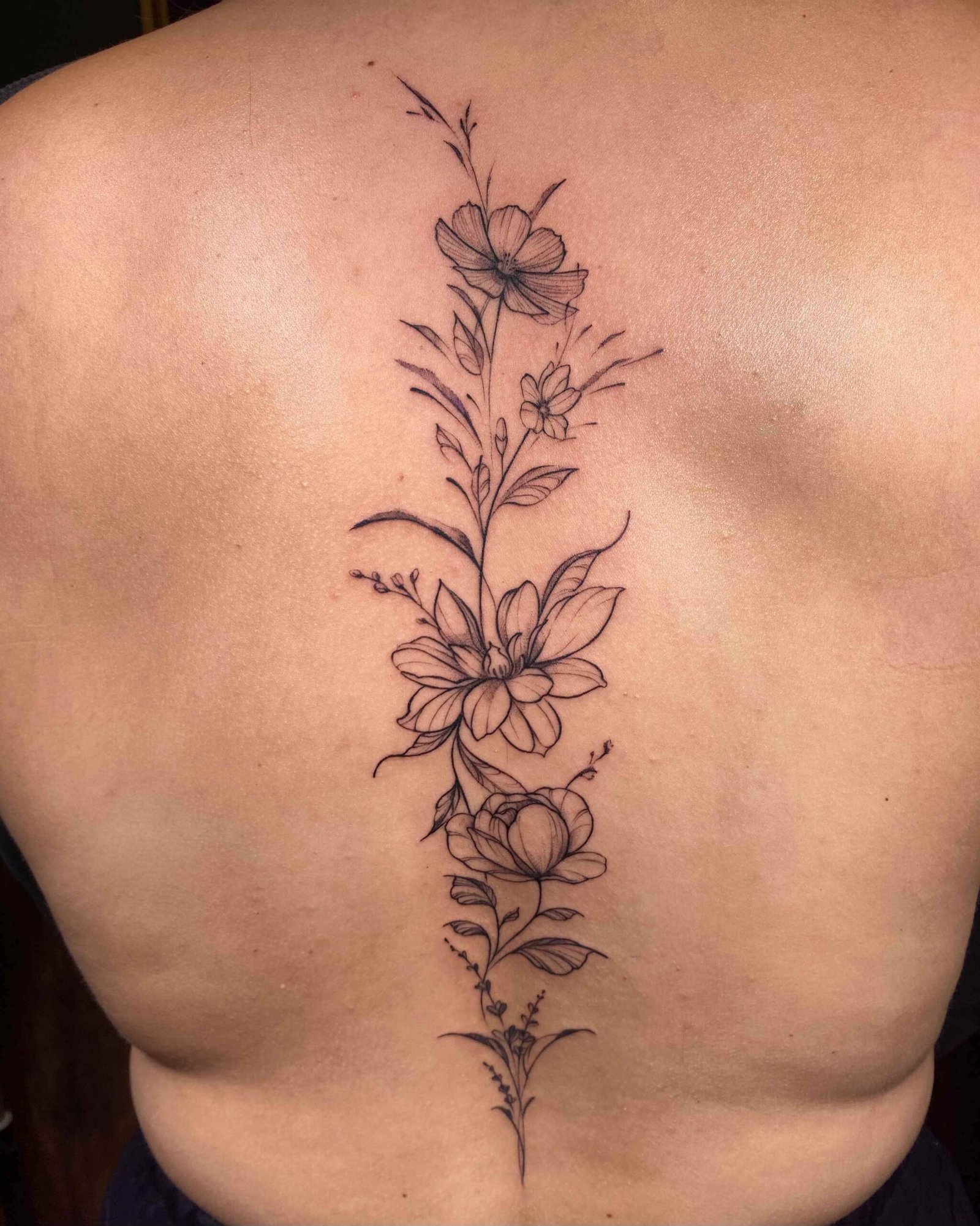 Kleine tattoo met fijne lijnen op de arm