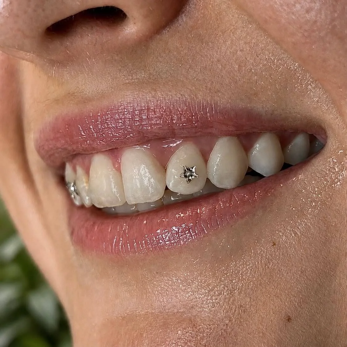 tattooshop voor een tattoo laten zetten piercings nagels en toothgems