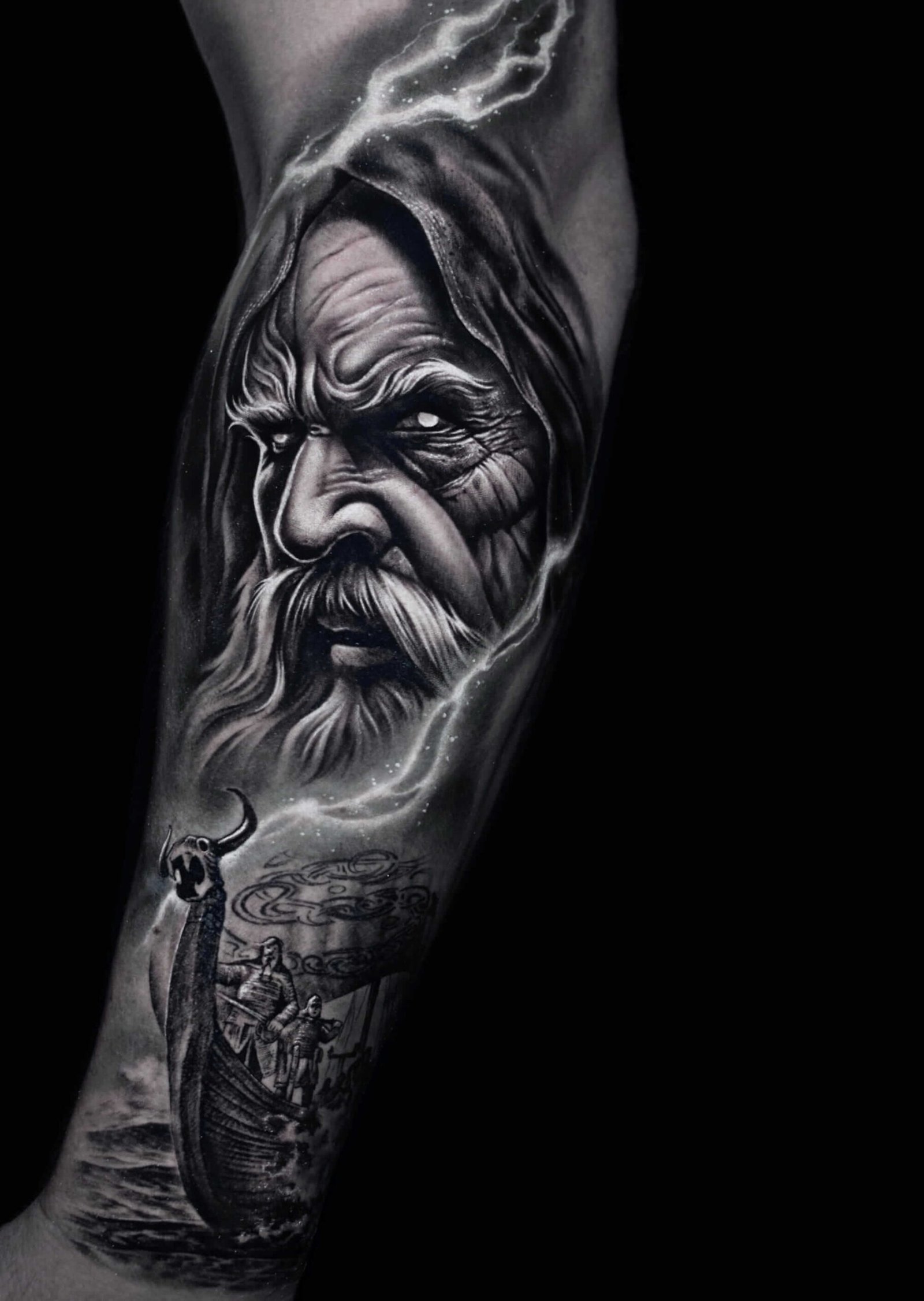 Volledige sleeve tattoo met verschillende details