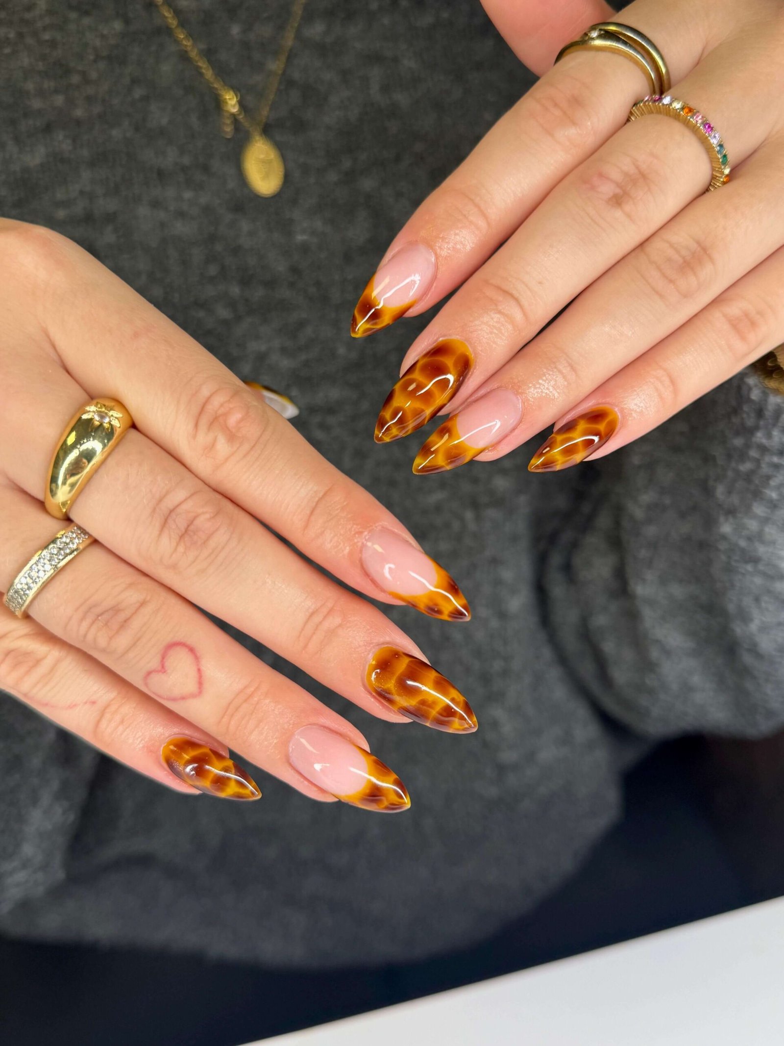 nagels laten zetten in Elst