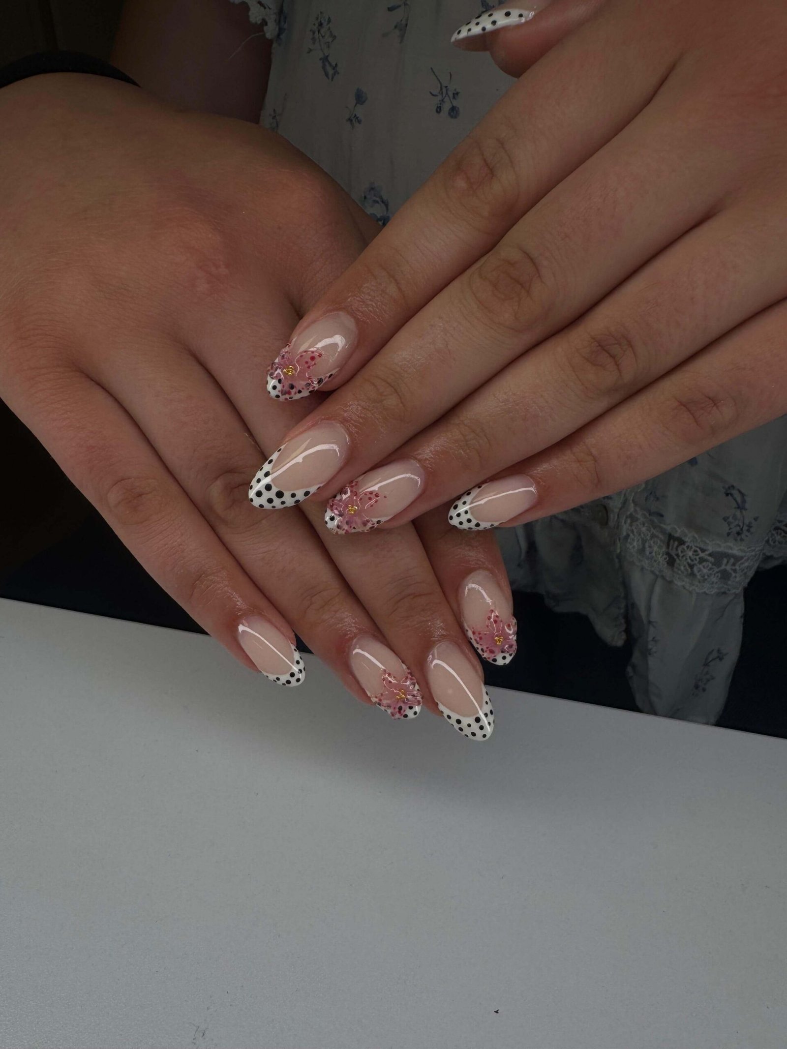 nagels laten zetten in Elst