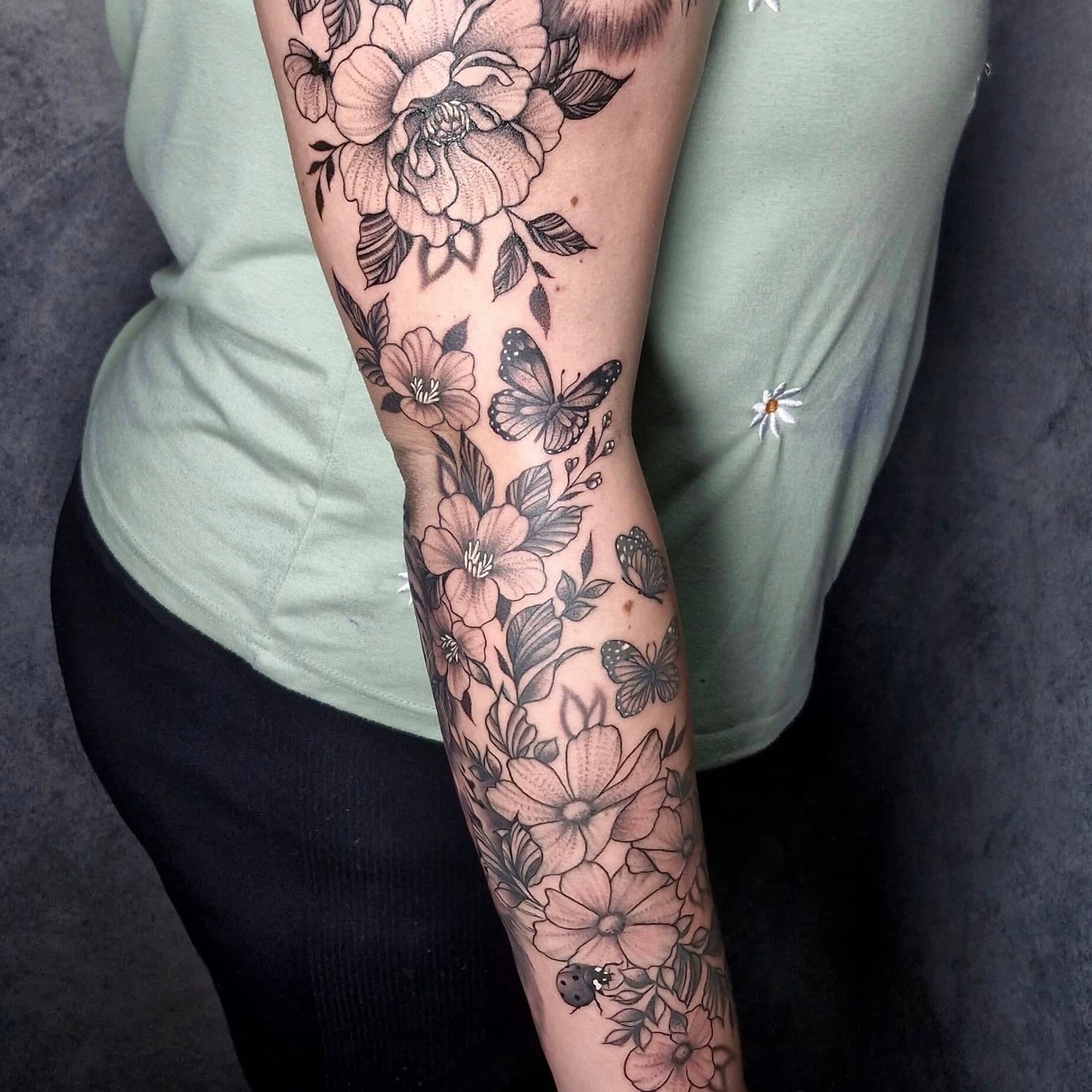 Linework tattoo gezet bij Ninety-Nine Tattoos